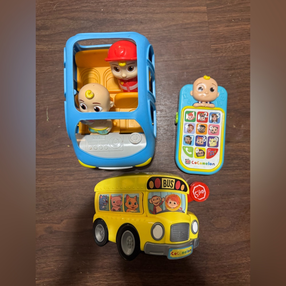 Cocomelon Blue & Yellow Vehicle Playset with Interactive Phone